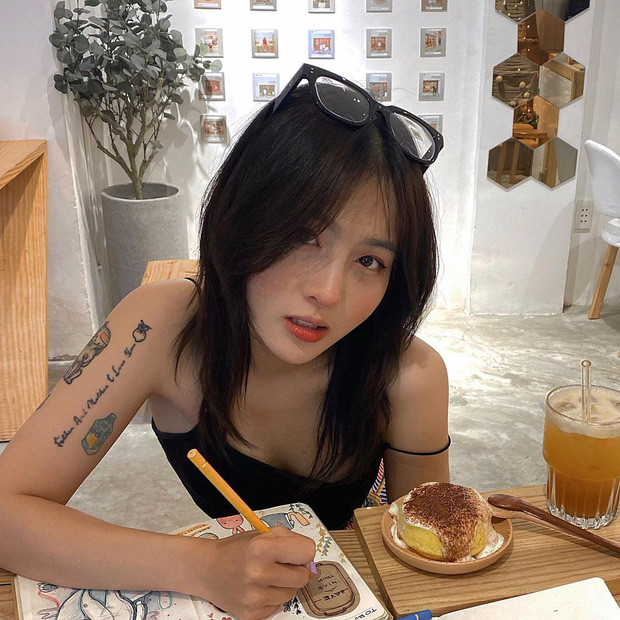 Có thể thấy, hình ảnh chiếc sống mũi của hot girl "Về nhà đi con" có phần thô cứng và cao hơn trước.