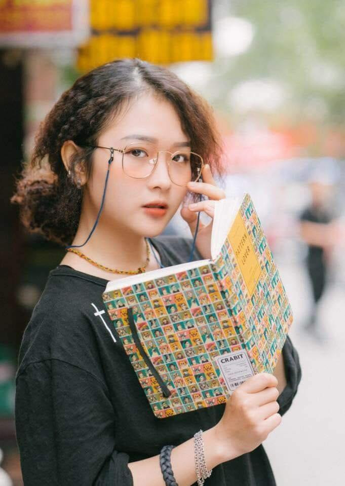 Lê Na sở hữu khuôn mặt xinh xắn, đáng yêu cùng phong cách thời trang ấn tượng, cá tính.