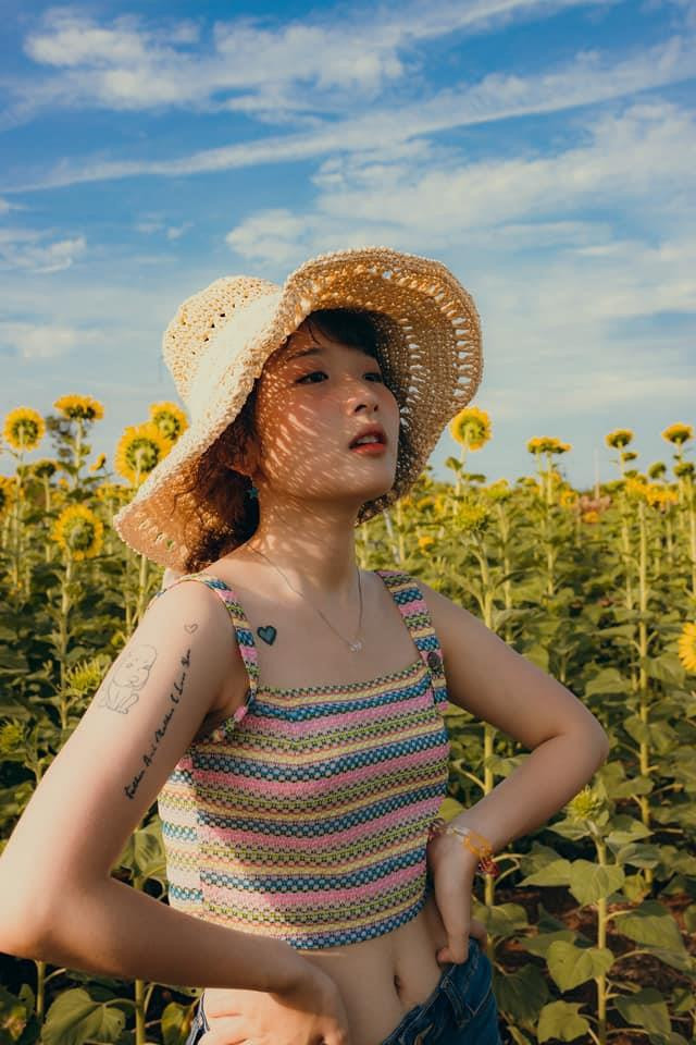 Trước khi gây “sốc” trong “Về nhà đi con” ngoại truyện, hot girl này từng tham gia diễn xuất trong một vài bộ phim sitcom như “5S Online”, “Biệt đội Bitu mùa 2”, “'Mẹ ơi bố đâu rồi"...