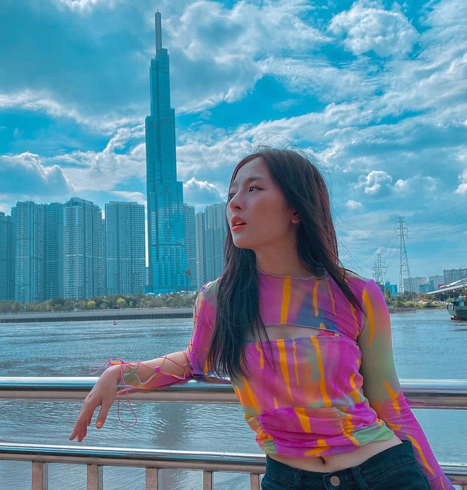 Nếu so sánh hai bức ảnh trước đây và hiện tại có thể thấy nhan sắc của cô nàng hoàn toàn có sự thay đổi.