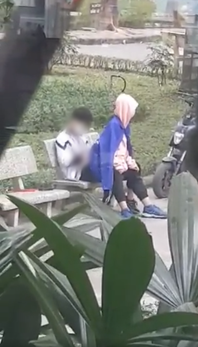 Theo dõi hình ảnh trong đoạn clip cho thấy, sau một hồi ngó nghiêng xung quanh cặp đôi mặc đồng phục học sinh này thản nhiên ngồi ghế đá và có những hành động phản cảm.