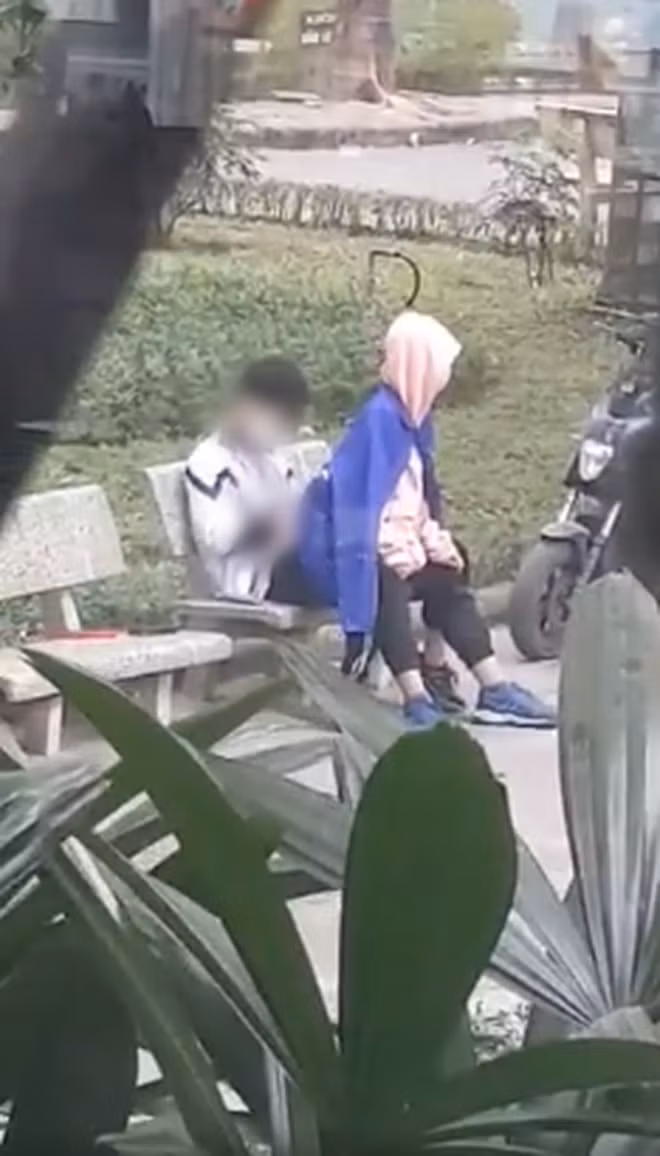 Theo dõi hình ảnh trong đoạn clip cho thấy, sau một hồi ngó nghiêng xung quanh cặp đôi mặc đồng phục học sinh này thản nhiên ngồi ghế đá và có những hành động phản cảm.