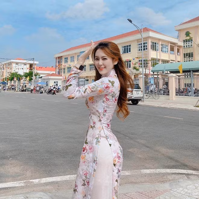 Thời gian gần đây, hot girl sinh năm 1996 tiết lộ bản thân vừa tốt nghiệp Đại học nhưng hiện vẫn đang làm người mẫu ảnh và thường đi dạy thêm.