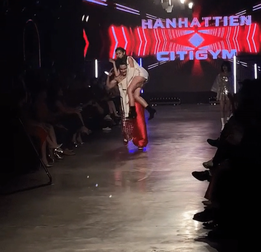 Chi tiết này dễ khiến người xem nghi ngờ là dàn dựng. Bởi lẽ, thông thường với cú ngã bất ngờ như thế, là một người mẫu họ sẽ nhanh chóng xử lý tình huống để tiếp tục hoàn thành màn trình diễn.