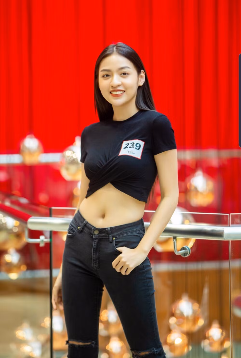 Sau cú ngã, hotgirl "bắp cần bơ" nằm dài trên sàn diễn, nhưng may thay một người mẫu nam đi ngay đằng sau đã đến bế thốc cô nàng lên vai tiếp tục trình diễn. Trần Thanh Tâm sau đó hoàn thành phần catwalk của mình...trên vai người mẫu nam.