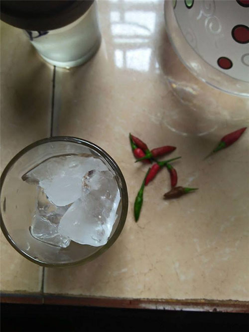 Đá kết hợp với ớt quả chắc chắn đây là phép bù trừ.