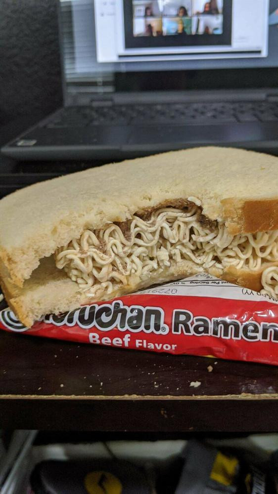 Tuỳ theo sở thích của mỗi người họ sẽ tự sáng tạo ra nhiều món ăn "bá đạo" như thế này.