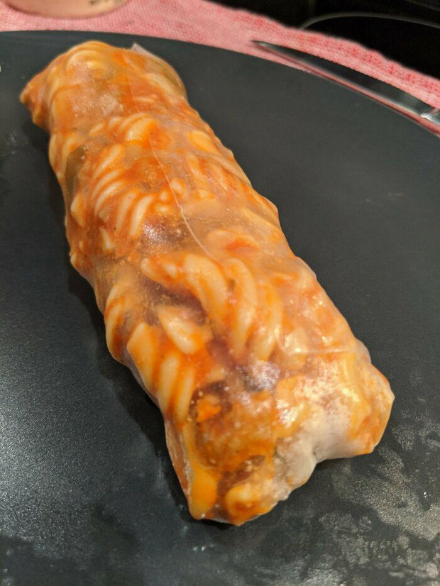 Ở nhà rảnh rỗi nên tôi đã vào bếp làm thử món pasta cuộn bánh tráng.