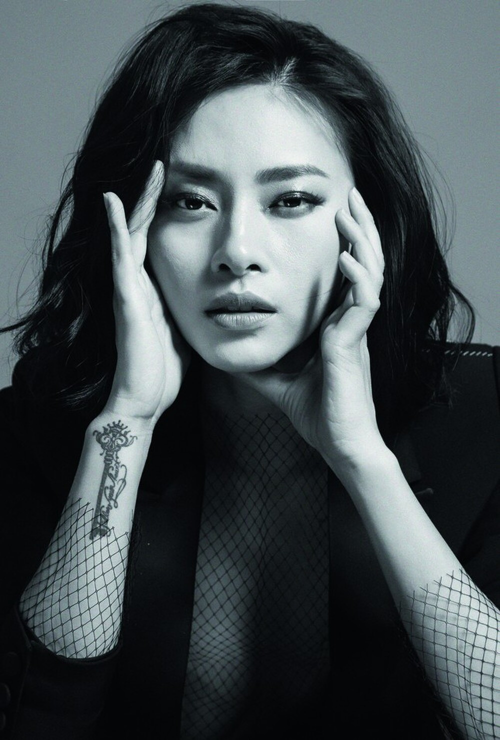 Cả 2 nhận về nhiều lời chúc phúc bởi nàng là diễn viên, nhà sản xuất có tiếng, còn chàng là trai đẹp được không ít cô gái ngưỡng mộ.