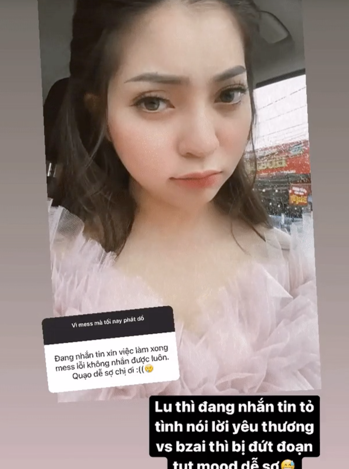 Tuy nhiên mới đây hot girl Quảng Nam lại khiến dân tình không khỏi hoang mang khi để lộ nhiều hình ảnh cho thấy cô nàng đã tìm được "bến đỗ" của đời mình. Cụ thể Nhật Lễ đã đăng dòng trạng thái than thở chuyện mess của Facebook bị lỗi, gái xinh đáp: "Lu thì đang nhắn tin tỏ tình, nói lời yêu thương với bạn trai thì bị đứt đoạn. Tụt mood dễ sợ".