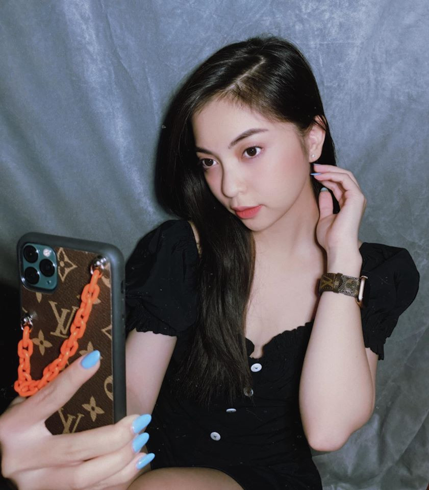 Dù đã chẳng là gì của nhau nhưng hot girl xứ Quảng luôn là gương mặt được truyền thông săn đón, cư dân mạng quan tâm.