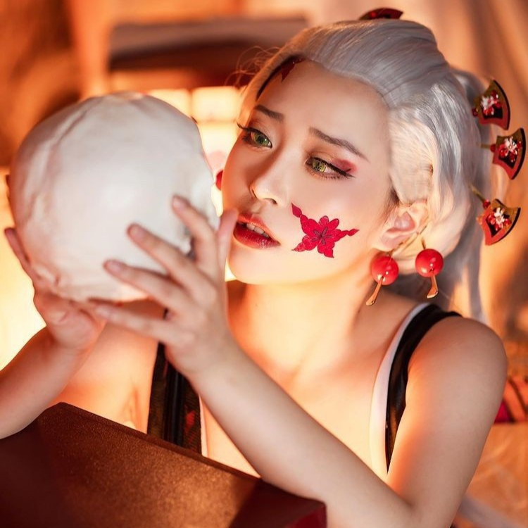 Được biết, nữ giáo viên có tên là Zhengmei, là một giáo viên dạy tiếng Anh. Tuy nhiên, sau khi ''truy lùng'' kĩ lưỡng thì Zhengmei lại là một coser có tiếng với biệt danh Nori.