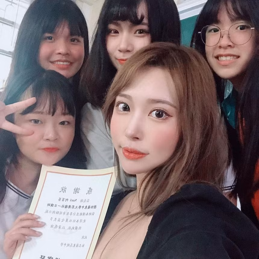 Lo danh tinh co giao hot girl chiem song mang xa hoi xu Trung