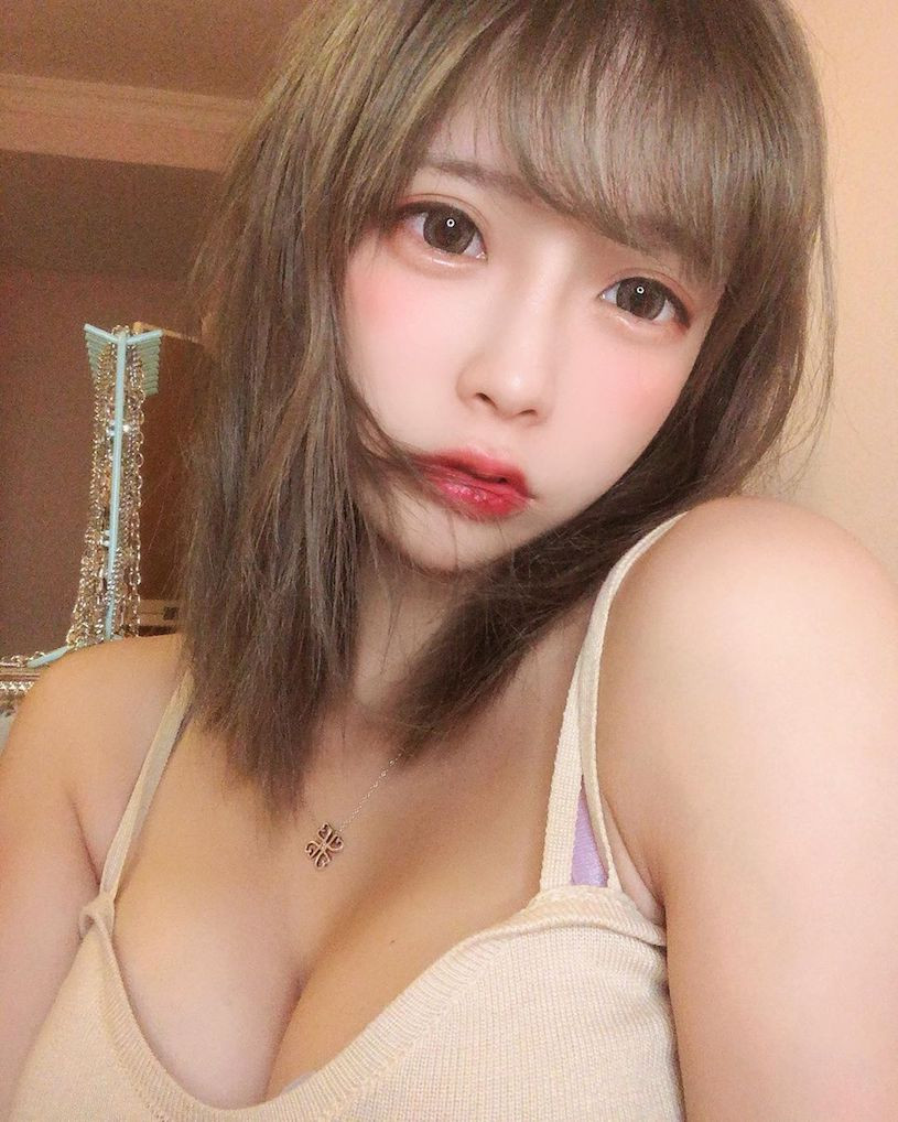 Tại trang cá nhân, cô chia sẻ nhiều hình ảnh gợi cảm khi hóa trang thành các nhân vật phim anime.