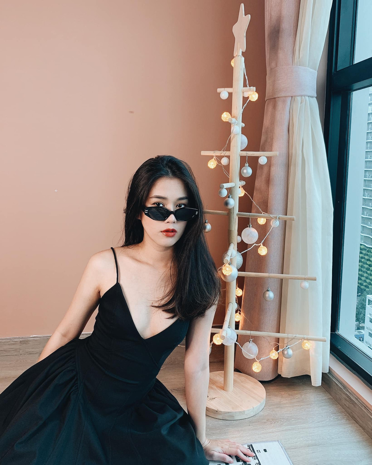 Thời gian gần đây, hot girl "Thích ăn phở" theo đuổi phong cách trưởng thành, táo bạo hơn.
