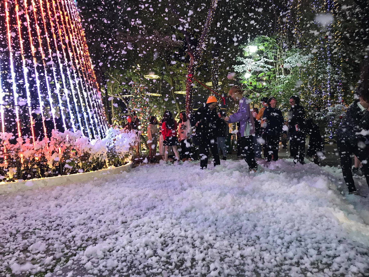 Trường còn đầu tư máy phun tuyết, đảm bảo lung linh không kém trường nào ở trời Tây.