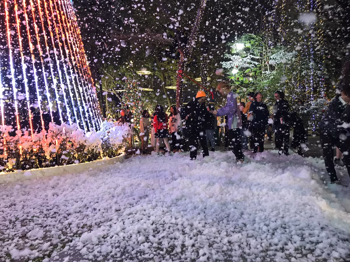 Trường còn đầu tư máy phun tuyết, đảm bảo lung linh không kém trường nào ở trời Tây.