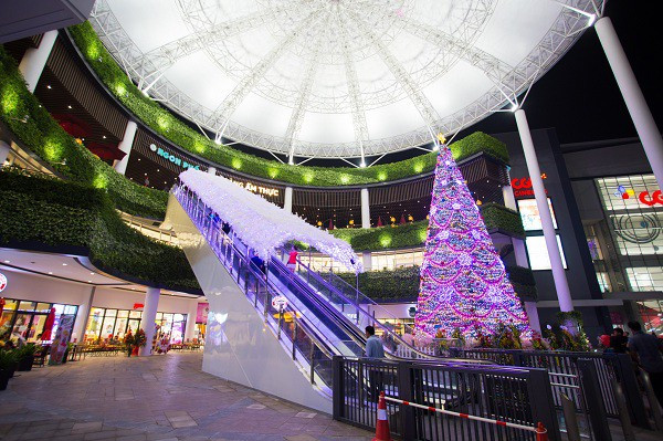 Aeon Mall Long Biên là địa điểm chụp hình đêm Giáng sinh mới xuất hiện vài năm nay nhưng đến hẹn lại lên, nơi đây lại tấp nập người tới check-in, "sống ảo".