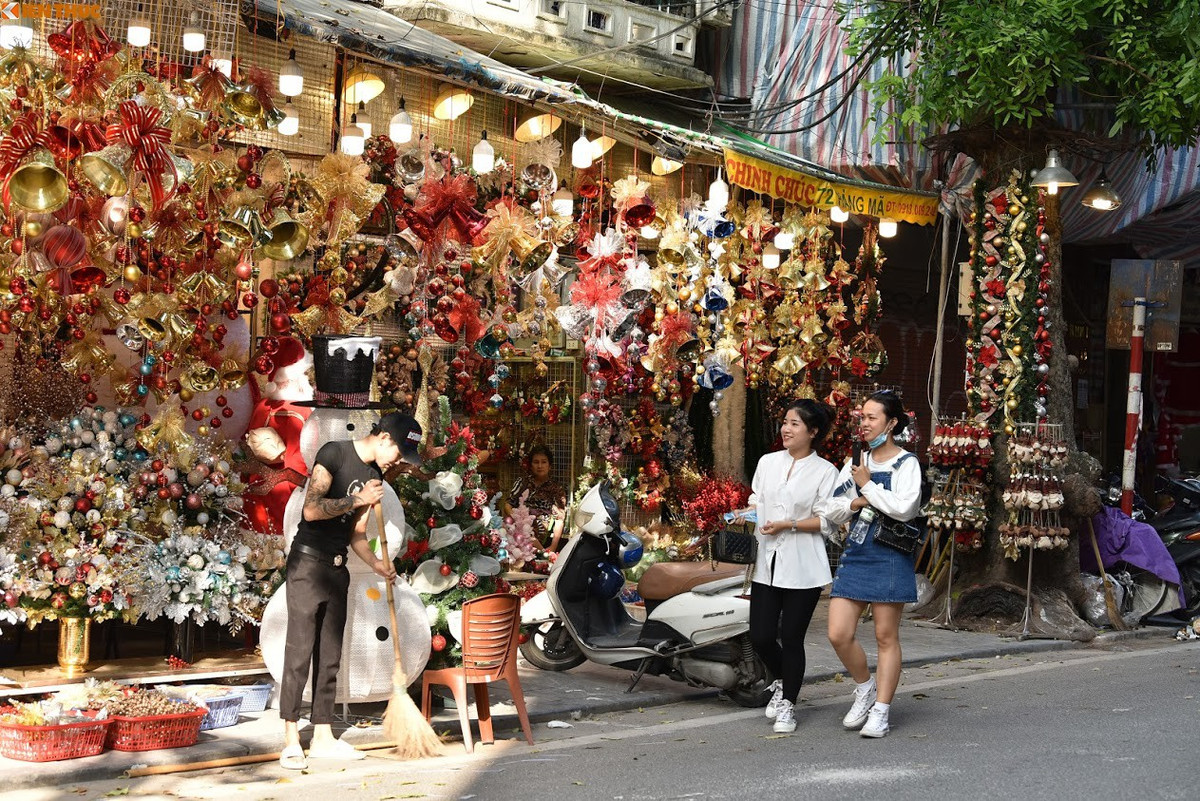 Trở thành địa điểm check-in dịp Giáng sinh nên con phố này luôn tấp nập các bạn trẻ đến tham quan và chụp ảnh "sống ảo".