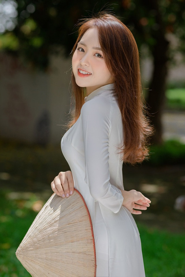 Trong những hình ảnh gái xinh thả dáng với đầm ôm sát có thể thấy body của cô nàng chuẩn chỉnh đến mức nào.