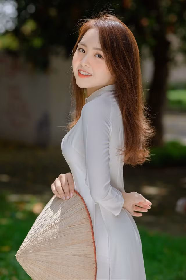 Trong những hình ảnh gái xinh thả dáng với đầm ôm sát có thể thấy body của cô nàng chuẩn chỉnh đến mức nào.