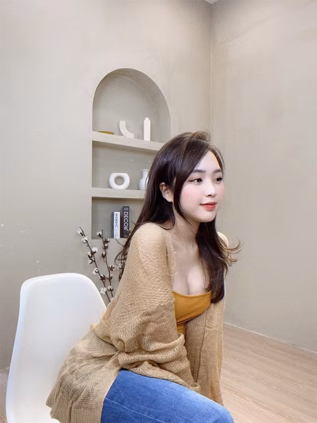 Cô không ngại đăng ảnh khoe dáng nuột nà trong những bộ bikini gợi cảm trên mạng xã hội.