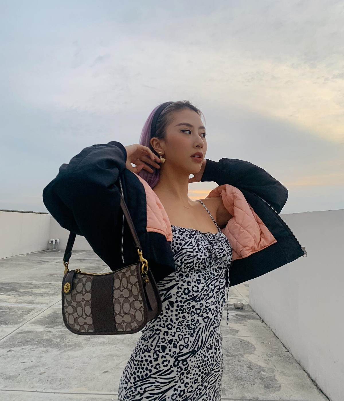 Không lấn sâu vào nghệ thuật như một số hot girl khác cùng thời, Quỳnh Anh Shyn chọn con đường trở thành một fashionista, beauty blogger có sức ảnh hưởng lớn.