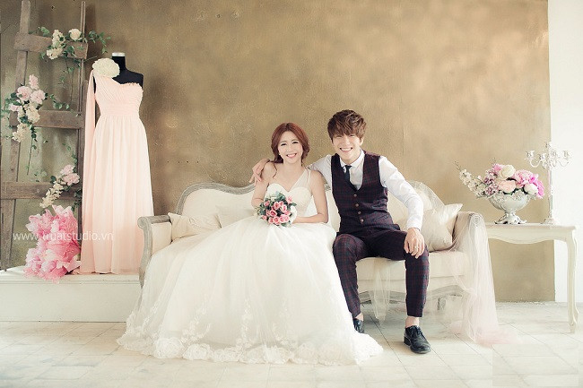 Quỳnh Anh Shyn là một trong những cái tên vụt sáng năm 2012. Là một thành viên của “bộ ba sát thủ”, tên tuổi của cô nàng liên tiếp xuất hiện trên các mặt báo cùng nhiều dự án quảng cáo, phim ngắn, phim điện ảnh,…