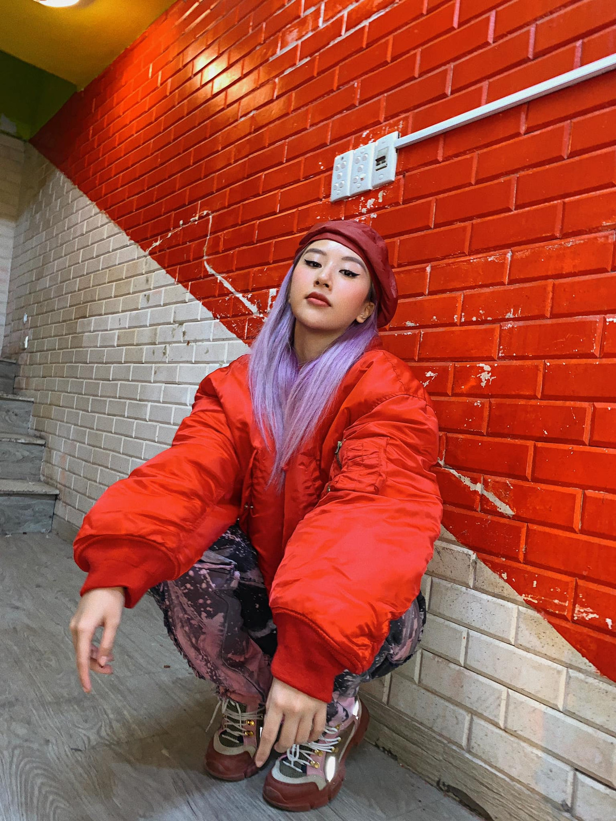 Hiện người đẹp là một fashionista có tiếng trong làng thời trang với 2.5 triệu lượt theo dõi trên Instagram.