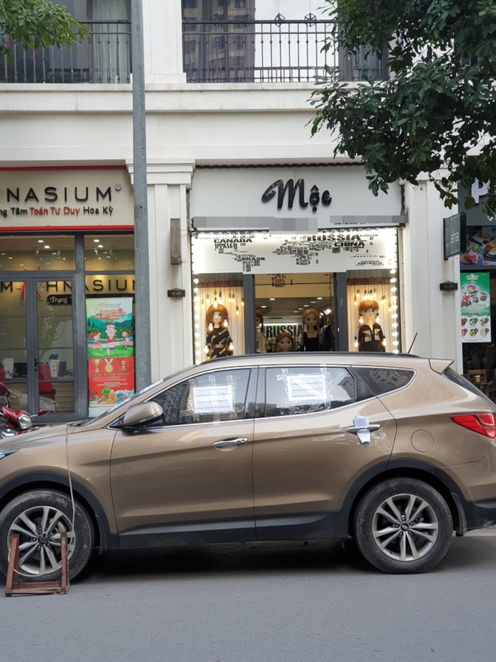 Mới đây, thêm trường hợp đỗ xe thiếu ý thức khác đã được một tài khoản ghi lại và chia sẻ lên mạng xã hội. Sự việc này diễn ra vào ngày 29/11 trong một chung cư cao cấp ở Hà Nội. Chiếc xe ô tô này đã đỗ trước cửa hàng kinh doanh thời trang suốt 24 tiếng đồng hồ, gây ảnh hưởng nghiêm trọng đến việc buôn bán của chủ shop.