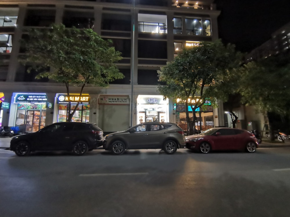 Cư dân mạng một số người tỏ ra đồng tình trước cách giải quyết của chủ shop, tuy nhiên số ít khác lại cho rằng chủ ô tô đậu dưới lòng lề đường nên sẽ không thuộc phạm vi của cửa hàng.