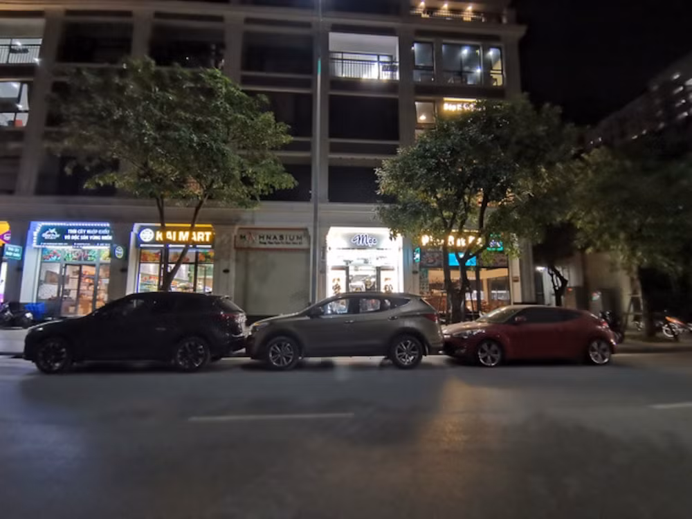 Cư dân mạng một số người tỏ ra đồng tình trước cách giải quyết của chủ shop, tuy nhiên số ít khác lại cho rằng chủ ô tô đậu dưới lòng lề đường nên sẽ không thuộc phạm vi của cửa hàng.