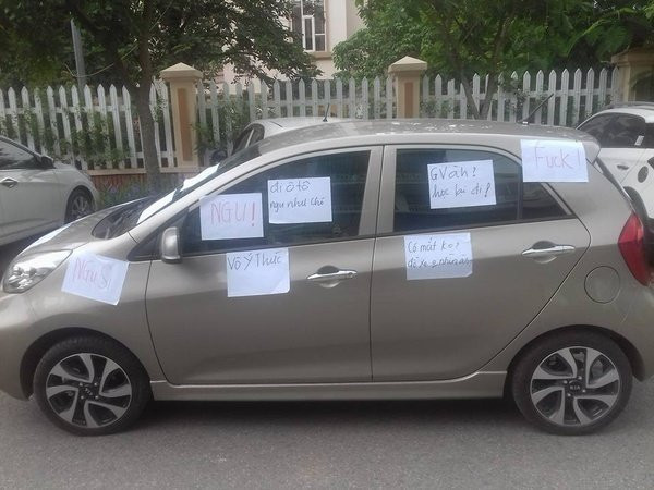 Đứng trước những hành vi đỗ xe ngang ngược này, trên mạng xã hội đã xuất hiện rất nhiều bình luận trái chiều của dân mạng đã được để lại.