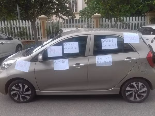 Đứng trước những hành vi đỗ xe ngang ngược này, trên mạng xã hội đã xuất hiện rất nhiều bình luận trái chiều của dân mạng đã được để lại.
