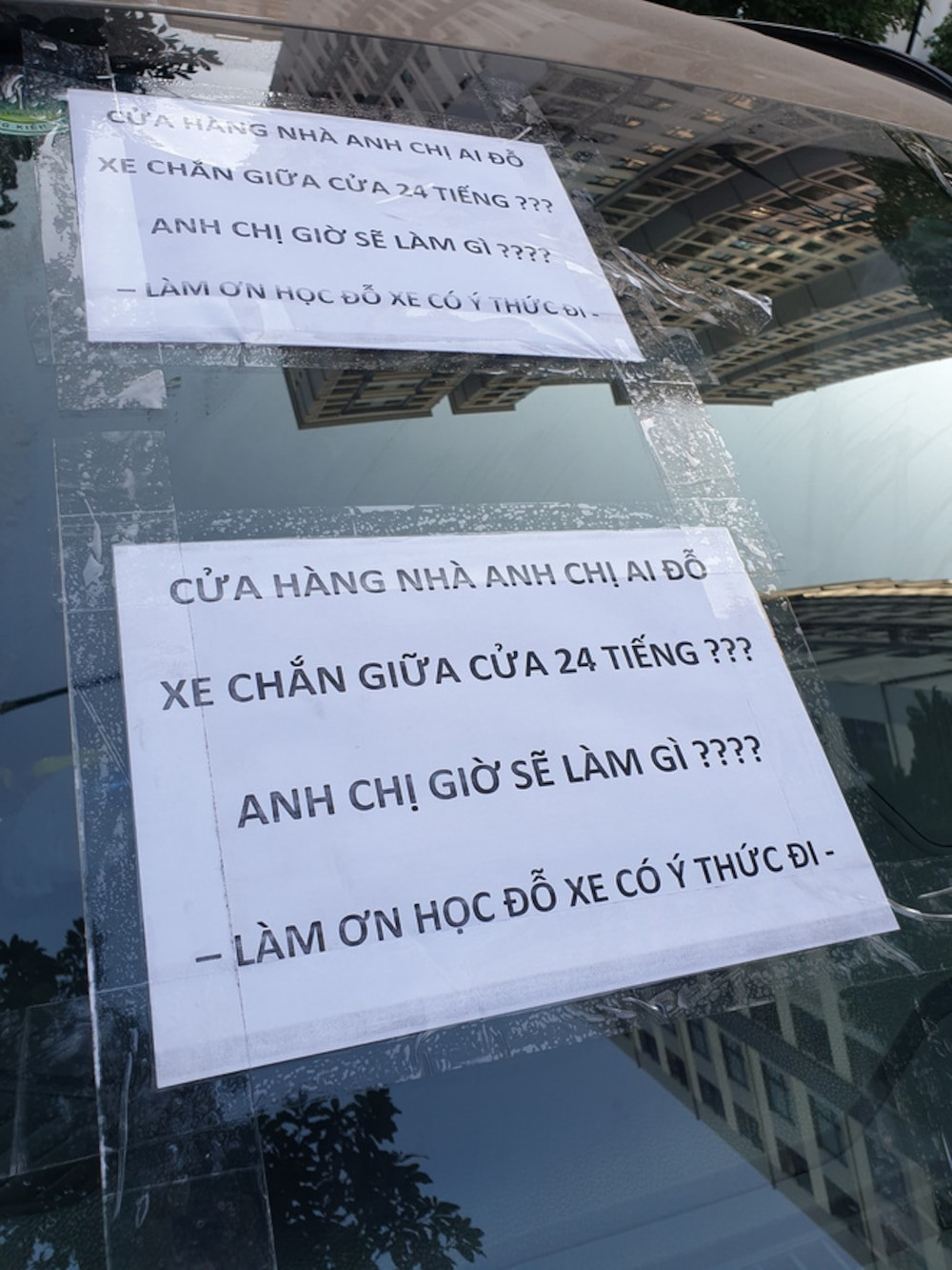 Sau nhiều giờ không thấy chủ xe xuất hiện, chủ cửa hàng thời trang đã in tờ giấy cùng dòng cảnh cáo gửi đến tài xế ô tô có nội dung: “Cửa hàng nhà anh chị, ai đỗ xe chắn giữa cửa 24 tiếng? Anh chị giờ sẽ làm gì? Làm ơn học đỗ xe có ý thức đi”.