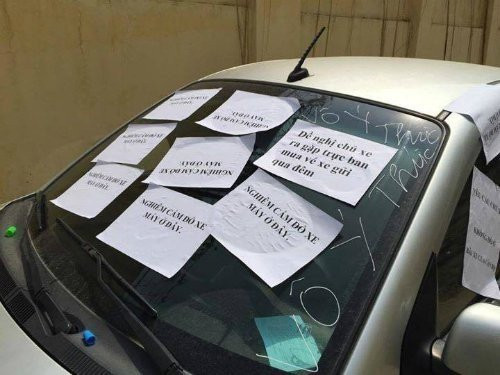 Ngoài việc bị chủ nhà đổ sơn lên xe, nhiều người đã lựa chọn hình thức cảnh cáo nhẹ nhàng hơn đó chính là dán giấy lên xe cùng vài dòng cấm đỗ gửi đế tài xes.