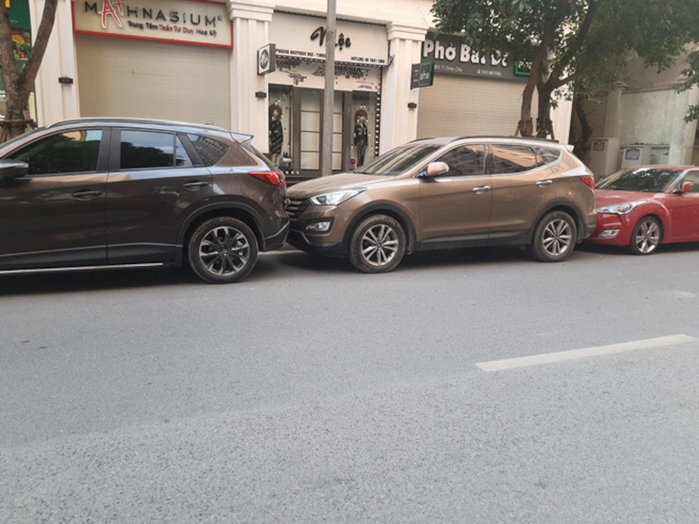 Sau khi biệt tăm biệt tích thì chủ nhân của chiếc ô tô đã có mặt và mong chủ cửa hàng thông cảm. Thế nhưng sự việc đến thời điểm này lại càng rắc rối hơn khi trước và sau chiếc xe của người này bất ngờ xuất hiện thêm những ô tô khác khiến tài xế muốn đánh xe ra cũng khó.