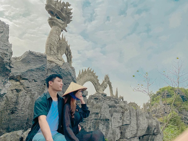 Tổng chi phí chuyến đi khoảng gần 60 triệu đồng bao gồm phí ăn nghỉ và đồ cắm trại. Cặp đôi Trinh và Nam đã đi trong 33 ngày, có những ngày ngủ nghỉ lều trại tại địa điểm đẹp, có khi vào khách sạn dừng chân.