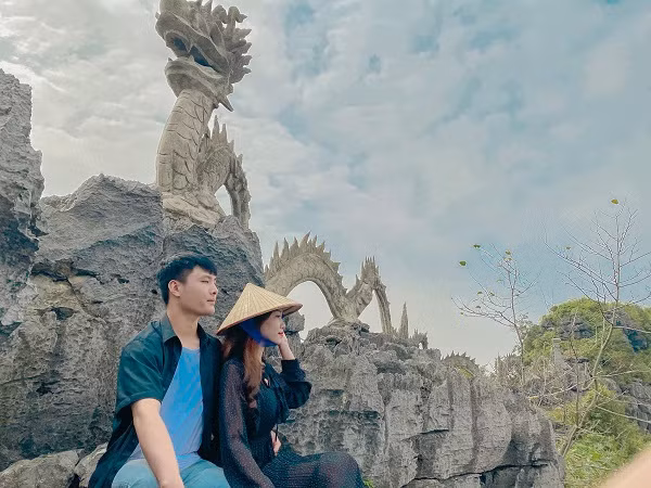 Tổng chi phí chuyến đi khoảng gần 60 triệu đồng bao gồm phí ăn nghỉ và đồ cắm trại. Cặp đôi Trinh và Nam đã đi trong 33 ngày, có những ngày ngủ nghỉ lều trại tại địa điểm đẹp, có khi vào khách sạn dừng chân.