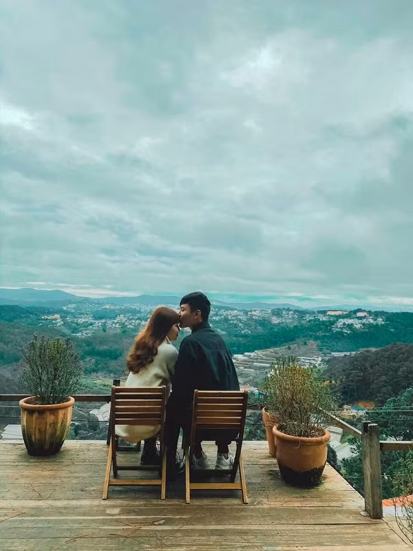 Họ cùng nhau khám phá mọi thứ trên những hành trình mình đi qua, rồi cùng nhau cảm nhận cảm giác tự do khi tung tăng trên chặng đường dài trước khi quyết định "về chung một nhà".