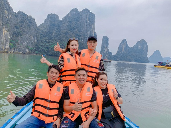 Trinh kinh doanh online nên cũng dễ dàng hơn, cô vẫn duy trì kinh doanh, giao tiếp với khách hàng, còn việc giao hàng thì nhờ gia đình phụ giúp.