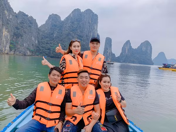 Trinh kinh doanh online nên cũng dễ dàng hơn, cô vẫn duy trì kinh doanh, giao tiếp với khách hàng, còn việc giao hàng thì nhờ gia đình phụ giúp.