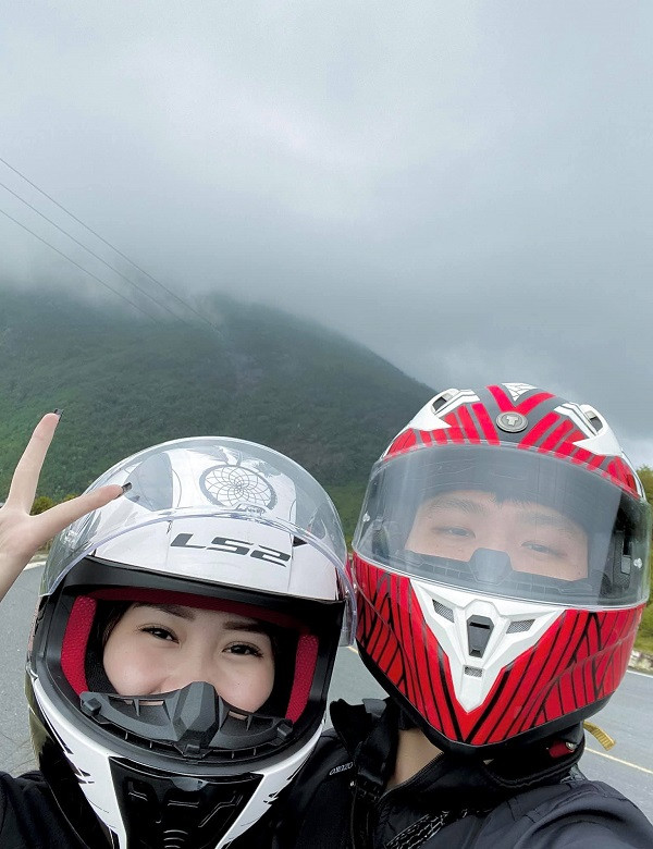 Được biết, cặp đôi 9x này yêu nhau từ khi cả hai còn học cấp 3 (năm 2014). Vì vốn là thế hệ trẻ mê xê dịch nên khi kỷ niệm 6 năm yêu nhau, cả hai lập tức thực hiện luôn hành trình phượt khắp đất nước ở tuổi đôi mươi của mình.