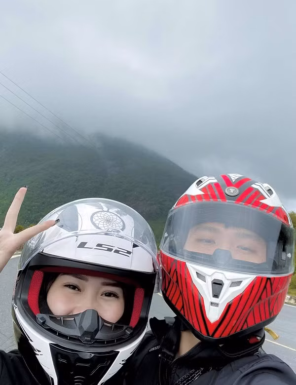 Được biết, cặp đôi 9x này yêu nhau từ khi cả hai còn học cấp 3 (năm 2014). Vì vốn là thế hệ trẻ mê xê dịch nên khi kỷ niệm 6 năm yêu nhau, cả hai lập tức thực hiện luôn hành trình phượt khắp đất nước ở tuổi đôi mươi của mình.