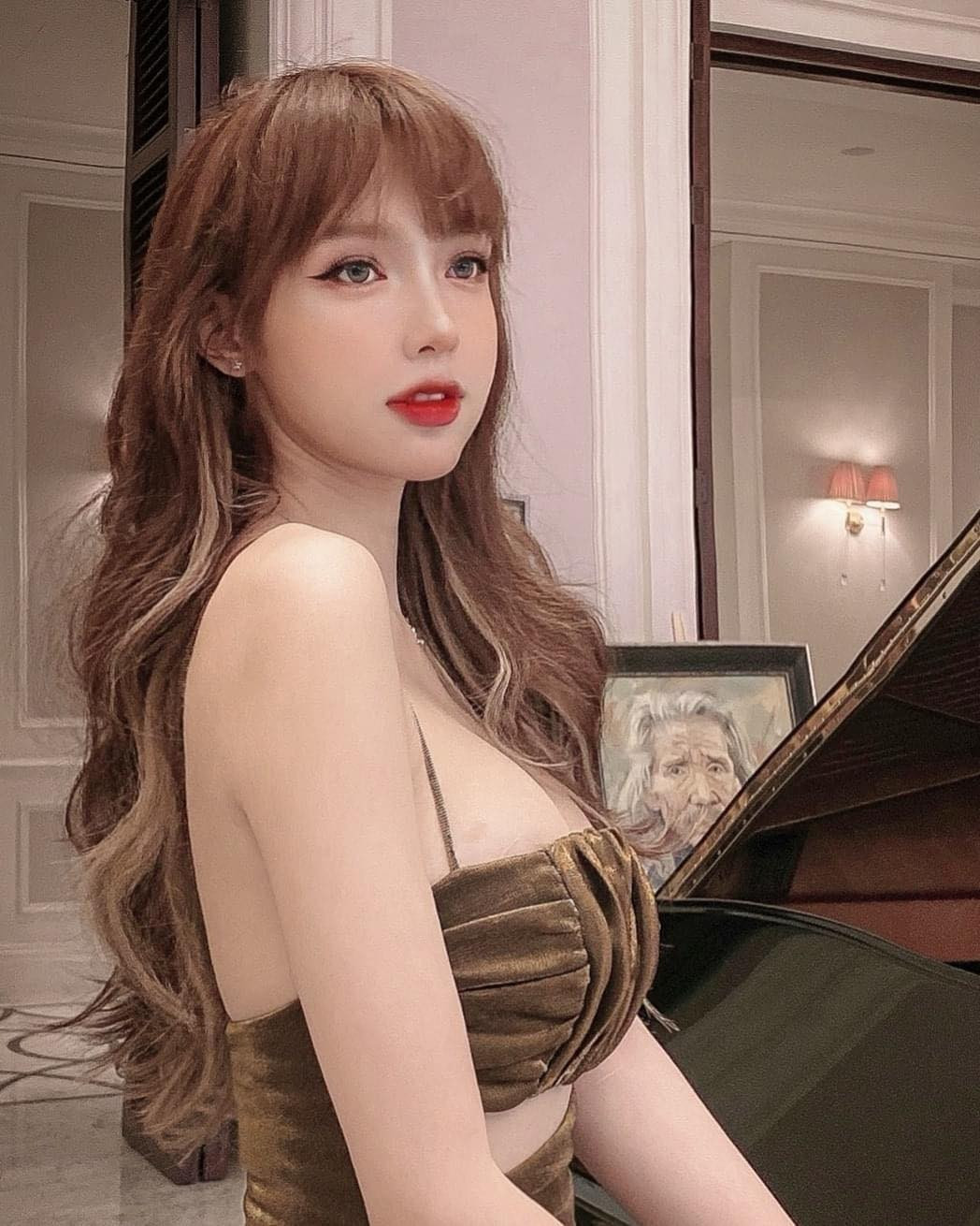 Trang tin nước ngoài đã dành cho Mym Trần những mỹ từ khá tích cực như "khí chất thiên thần", "vòng eo thần thánh", "búp bê từ Việt Nam"...