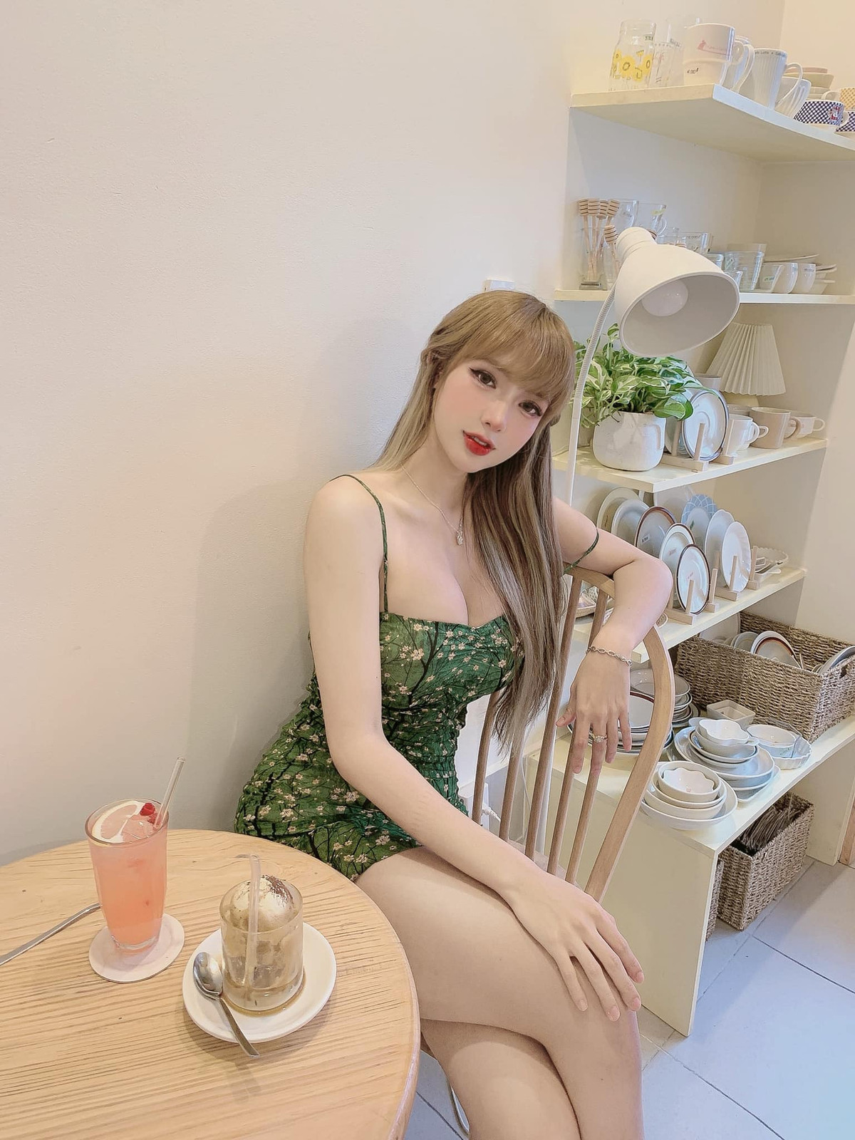 Nhan sắc và vóc dáng mềm mại, nữ tính của Mym Trần được nhiều dân mạng khen ngợi hết lời.