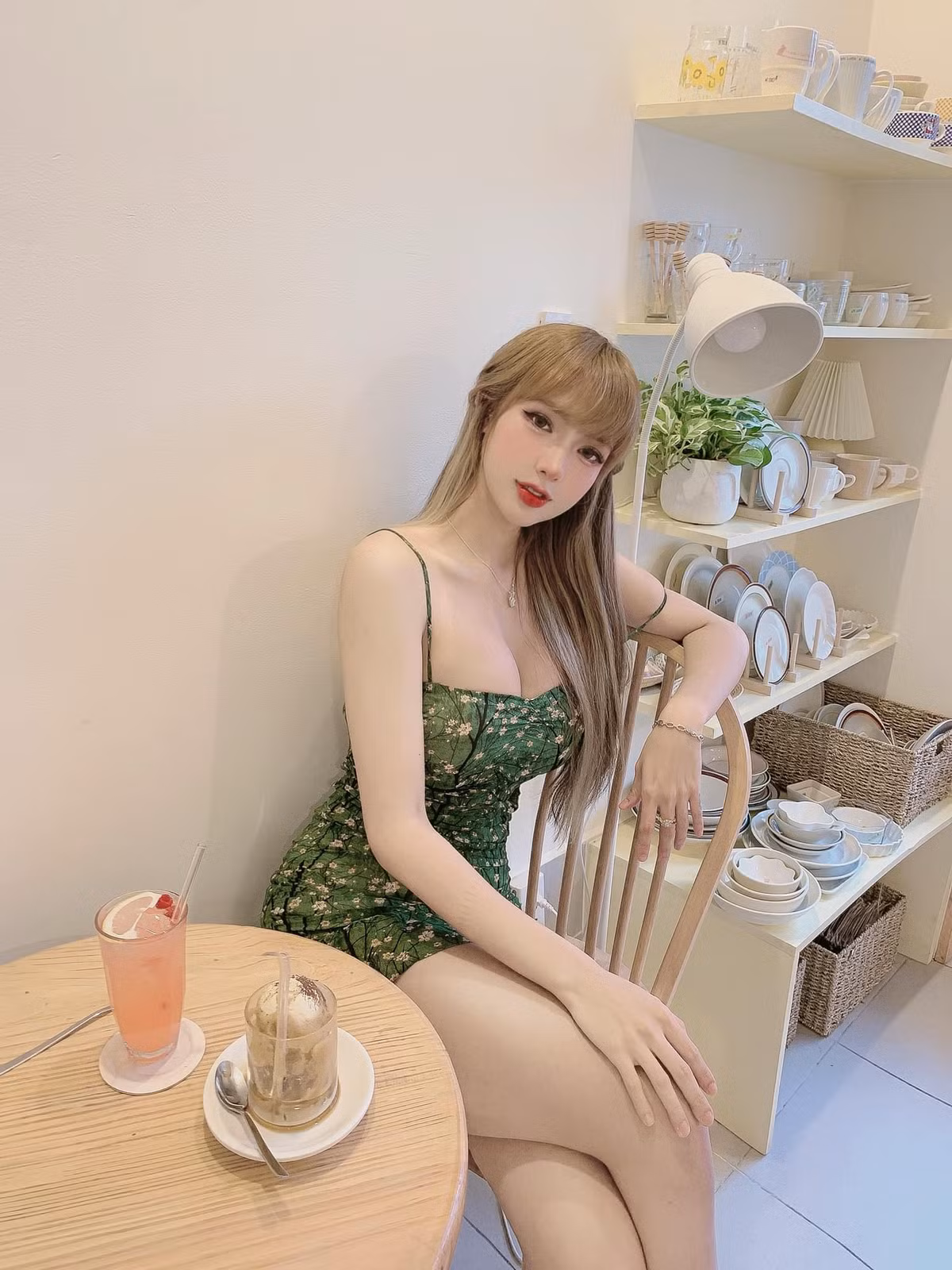 Nhan sắc và vóc dáng mềm mại, nữ tính của Mym Trần được nhiều dân mạng khen ngợi hết lời.