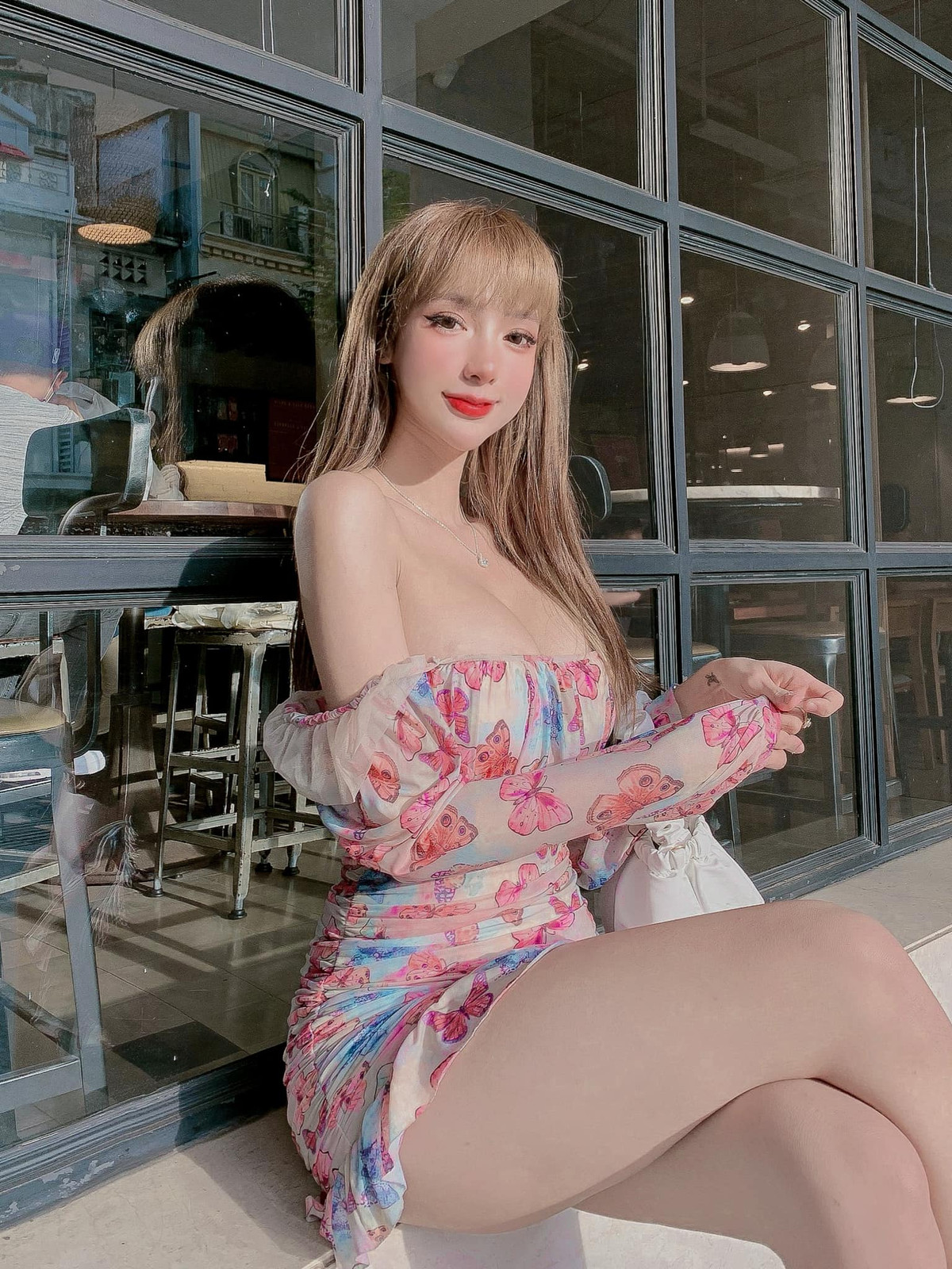 Thân hình nóng bỏng giúp cô nàng hot girl rất tự tin trong việc lựa chọn trang phục.