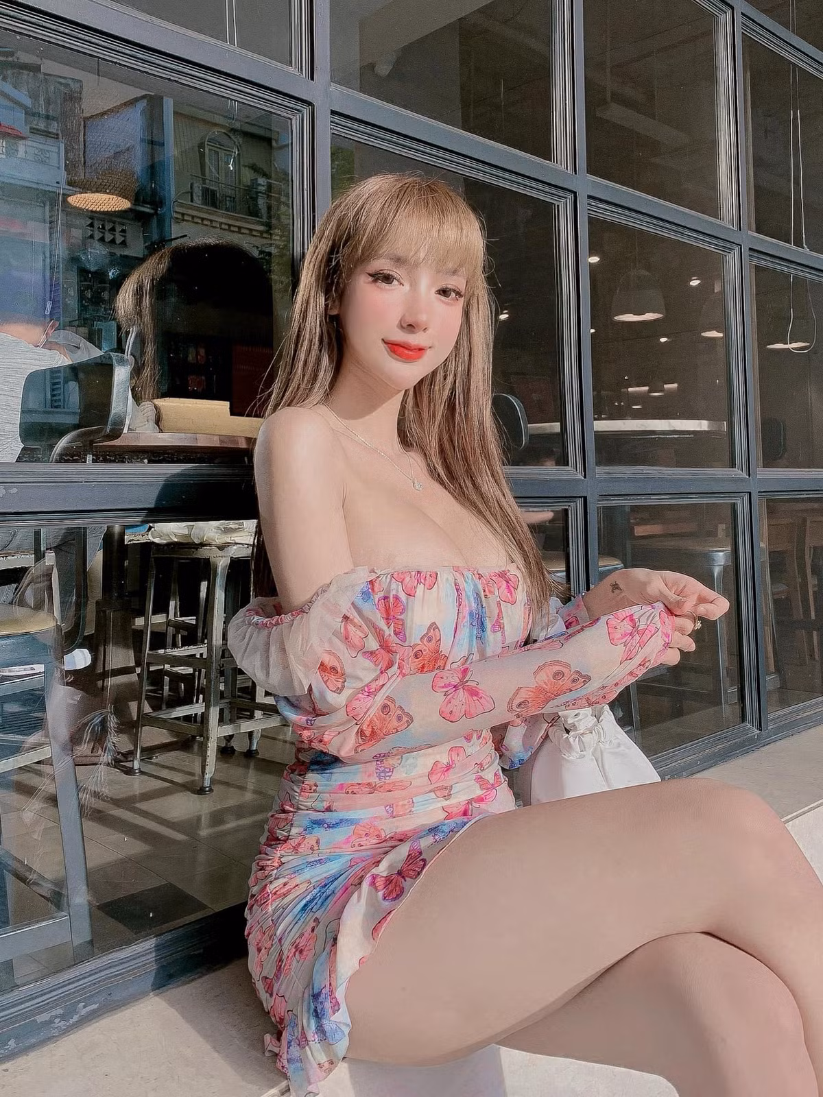 Thân hình nóng bỏng giúp cô nàng hot girl rất tự tin trong việc lựa chọn trang phục.