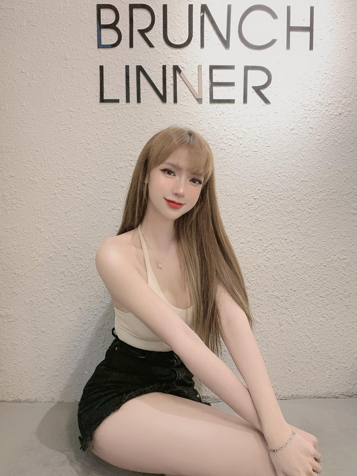 Mỹ nhân chuyển giới thường xuyên khoe hình ảnh ăn mặc khá bạo khoe đường cong trên trang cá nhân.